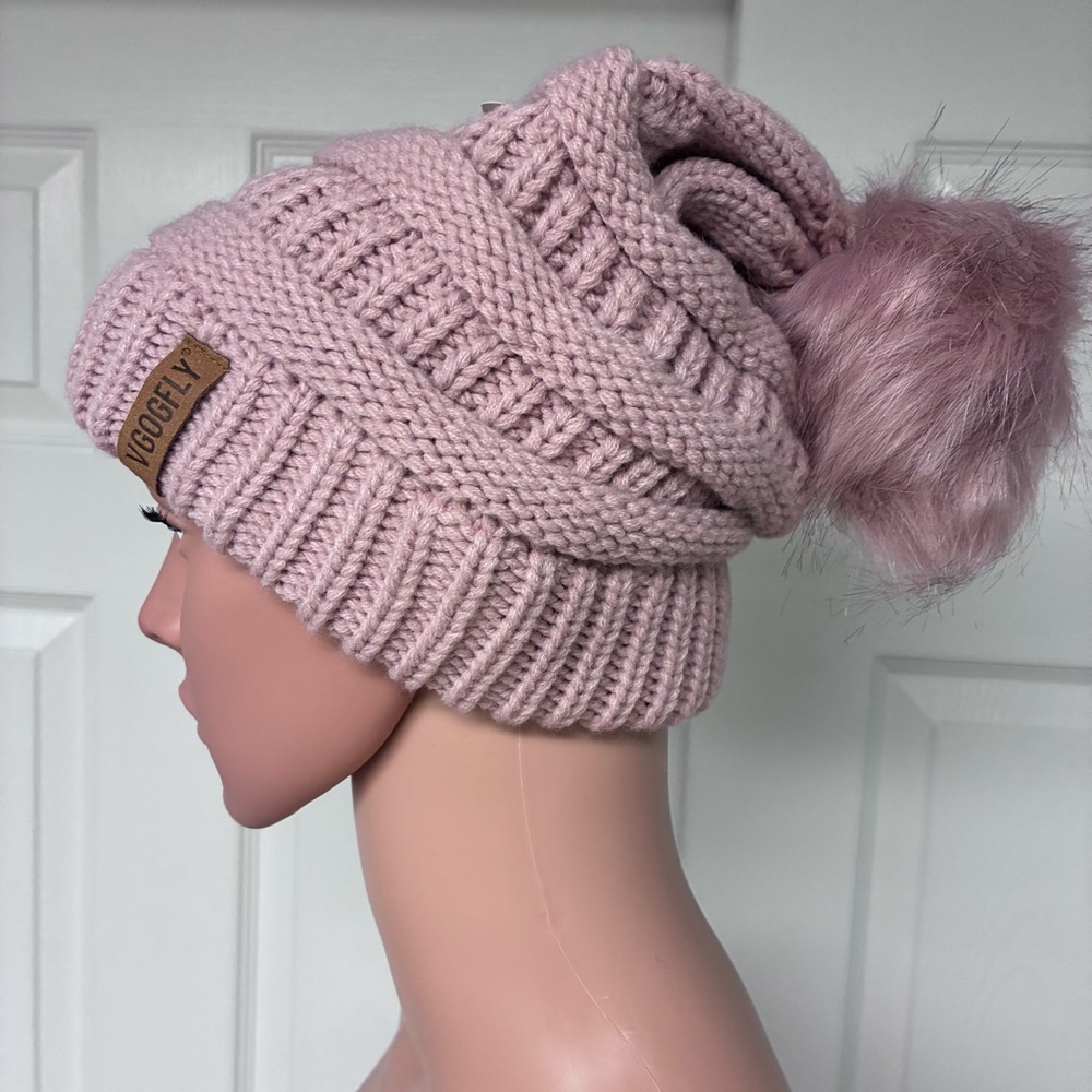 NWT cuffed knit beanie. With optional/removable faux fur pom (snaps on)